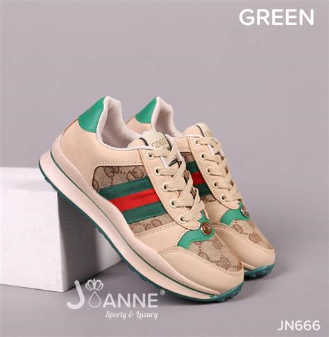 sepatu sneakers gucci.